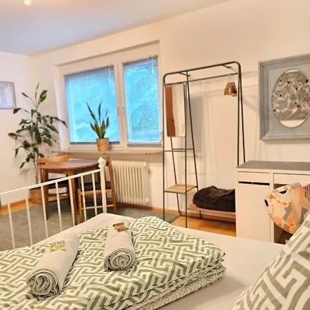 Doppelzimmer 2 I Geteiltes Bad & Kueche I Mit Dem Nur 4 Min Bis Zum Hauptbahnhof Homestay *