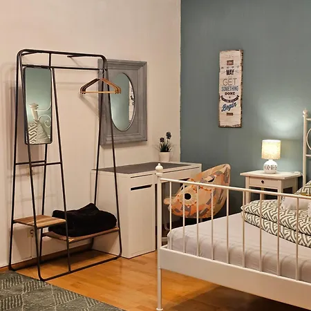 Doppelzimmer 2 I Geteiltes Bad & Kueche I Mit Dem Nur 4 Min Bis Zum Hauptbahnhof Homestay Freiburg im Breisgau