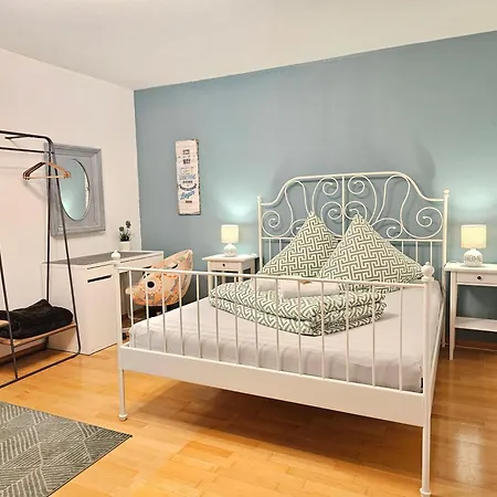 Doppelzimmer 2 I Geteiltes Bad & Kueche I Mit Dem Nur 4 Min Bis Zum Hauptbahnhof Freiburg im Breisgau